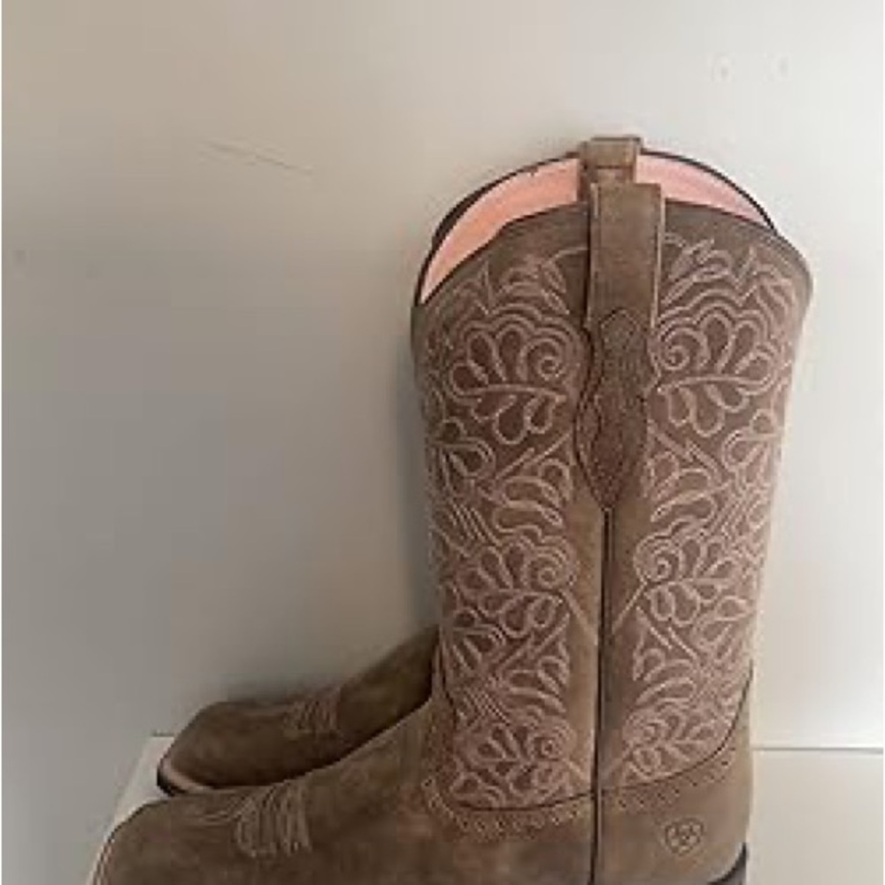 Ariat Woman’s “Round up Remuda” Western Boots in Brown Bomber